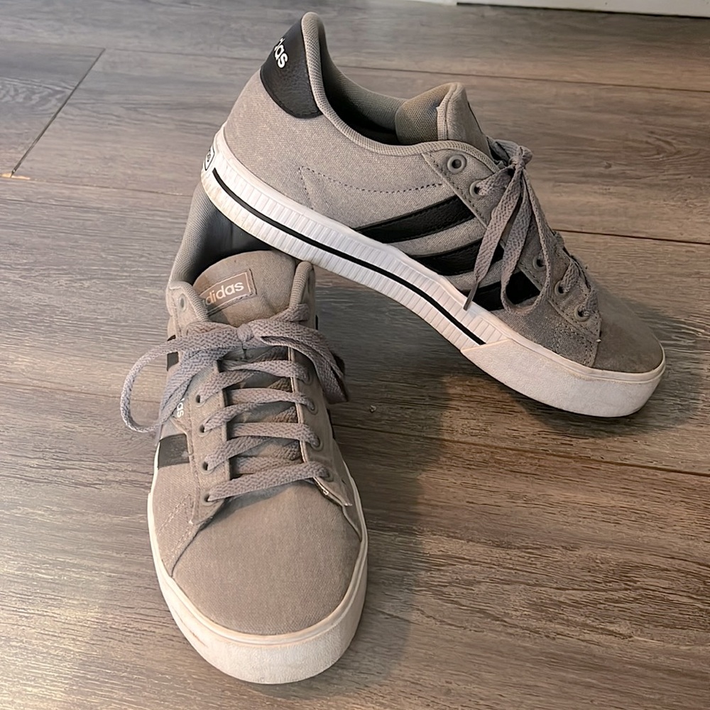 Adidas Daily 3.0 Sneaker. Men’s 7.5/women’s 9